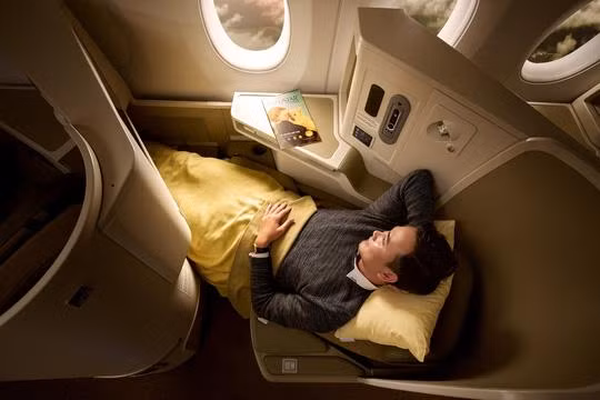  Khoang hạng Thương gia Airbus A350-900 được trang bị ghế ngồi ngả phẳng 180 độ thành giường nằm