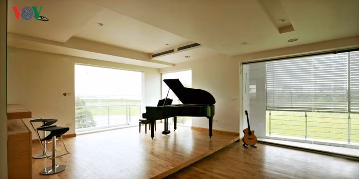 Các không gian của ngôi nhà luôn hướng tới các khoảng mở ra phía hồ, lộng gió và thoáng đãng.