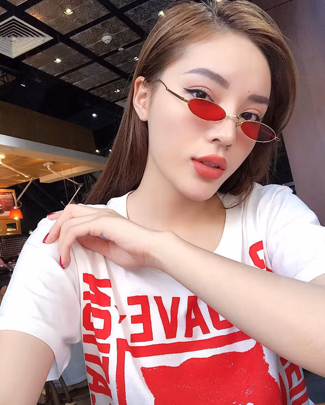 Kính mắt mèo thịnh hành những năm 1950-1960 quay trở lại trên sàn diễn của các nhà mốt nổi tiếng như Prada hay Louis Vuitton trong năm 2018. Phụ kiện được biến tấu với kích thước nhỏ hơn, phần khung góc cạnh cùng đường nét phá cách, sắc nhọn tạo sự khác biệt và táo bạo cho phái nữ. Thiết kế được nhiều sao Việt ưa chuộng, trong đó có Kỳ Duyên, Châu Bùi hay stylist Kelbin Lei. 