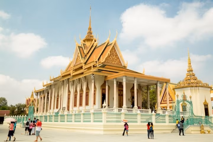  Chùa Bạc nằm bên trong khu phức hợp Cung điện Hoàng gia ở Phnom Penh.