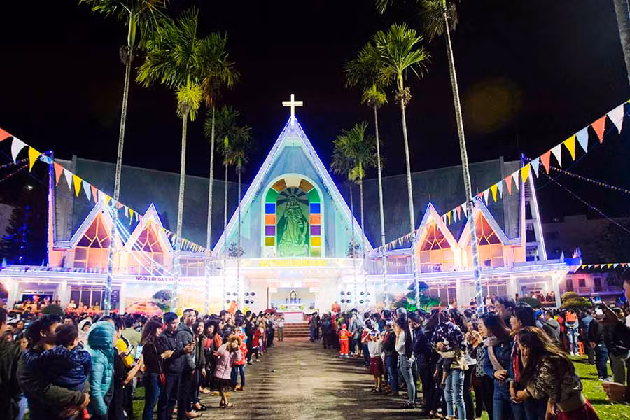 Nhà thờ Thăng Thiên chật ních người. Ảnh: Ngọc Thu