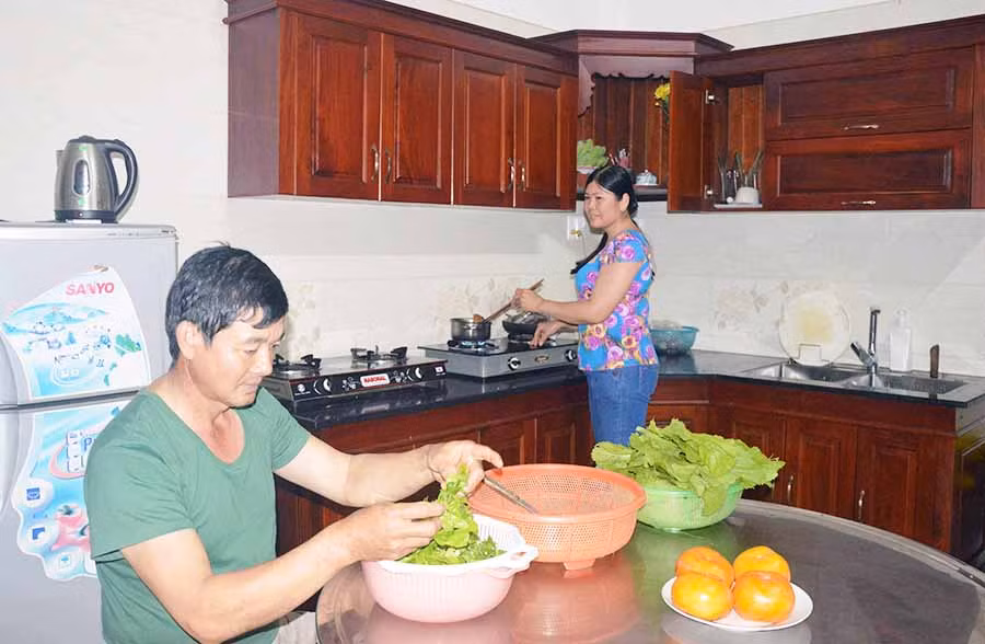 Thượng tá Bùi Đình Hiền (Bộ Chỉ huy Quân sự tỉnh) tranh thủ giúp vợ mỗi khi có thời gian. Ảnh: P.D