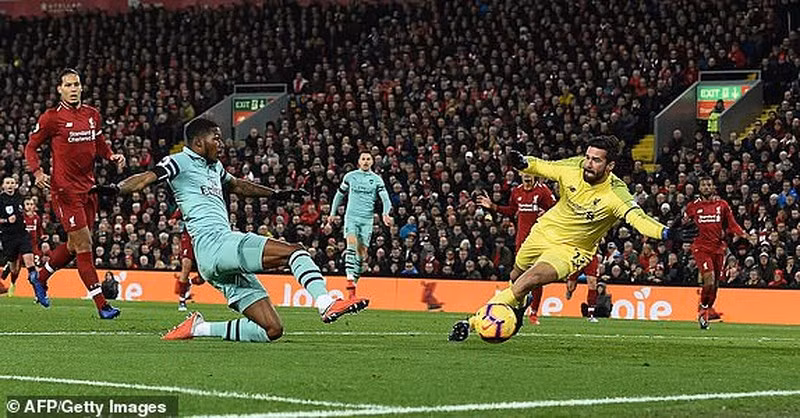  Cầu thủ trẻ Maitland-Niles ghi bàn ở phút 11 mở tỷ số cho Arsenal.