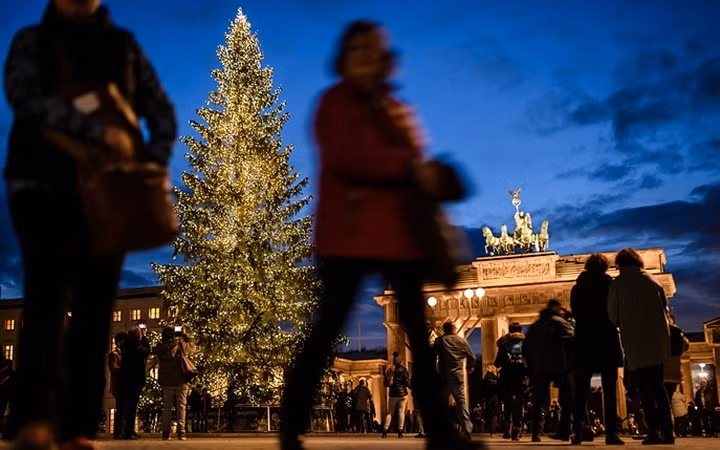  Cây thông Noel trước Cổng Brandenburg, thủ đô Berlin, Đức. Ảnh: EPA-EFE
