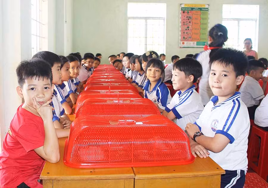  Nhà ăn cho học sinh bán trú được Trường Tiểu học Nguyễn Văn Trỗi xây dựng bài bản. Ảnh: N.G