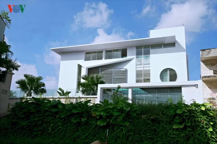 Trước khi trở thành một ngôi biệt thự xinh đẹp, hiện đại; thì đây là một công trình chưa hoàn thiện, bỏ hoang với một cấu trúc đầy nhược điểm và buồn tẻ. Kiến trúc sư đã bắt tay vào thiết kế cải tạo để biến thành một ngôi nhà mới với những tiện ích và giá trị thẩm mỹ mới.