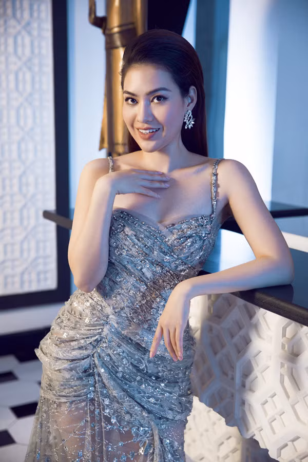 Váy dây đính đá phối hợp phụ kiện bông tai ton-sur-ton tôn vẻ sang trọng, quyến rũ cho Hoa hậu Việt Nam Thế giới 2016.