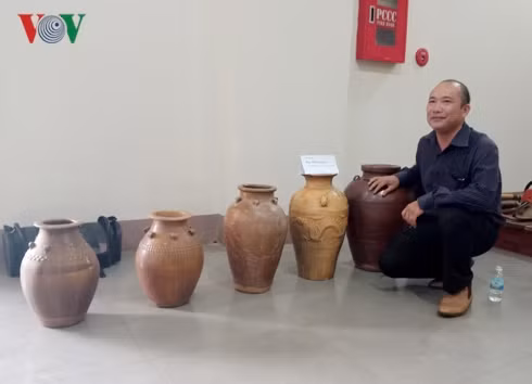 Ông Mẫn Thanh Sơn tặng lại bộ ché cổ mà ông đã dành nhiều thời gian, công sức và tiền bạc sưu tầm được.