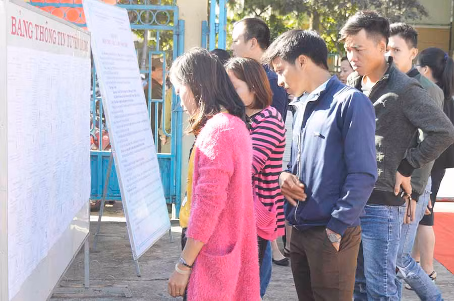 Người lao động tìm kiếm việc làm tại Sàn Giao dịch việc làm tỉnh. Ảnh: Đ.Y