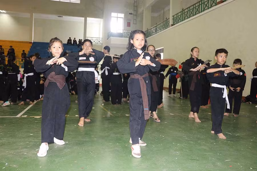 Các võ sinh thi múa tiểu đao. Ảnh: Ngọc Minh Các võ sinh thi múa tiểu đao. Ảnh: Ngọc Minh