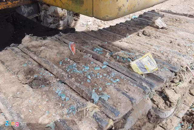 Kính bị vỡ, văng tung tóe. Ảnh: Minh Anh. Kính bị vỡ, văng tung toé. Ảnh: Minh Anh.