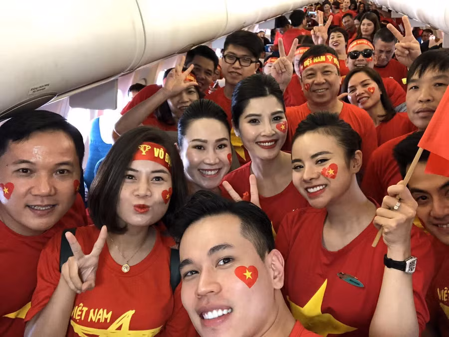  Chuyến bay đáp xuống Kuala Lumpur trong sự háo hức của cá cổ động viên