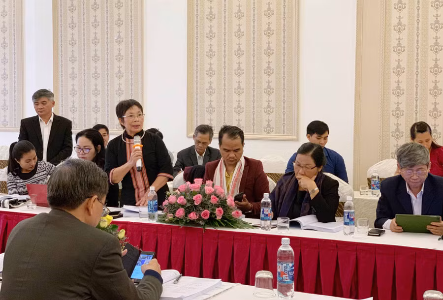 Nhà nghiên cứu Linh Nga Niek Dăm phát biểu tại hội thảo. Ảnh: Hoàng Ngọc
