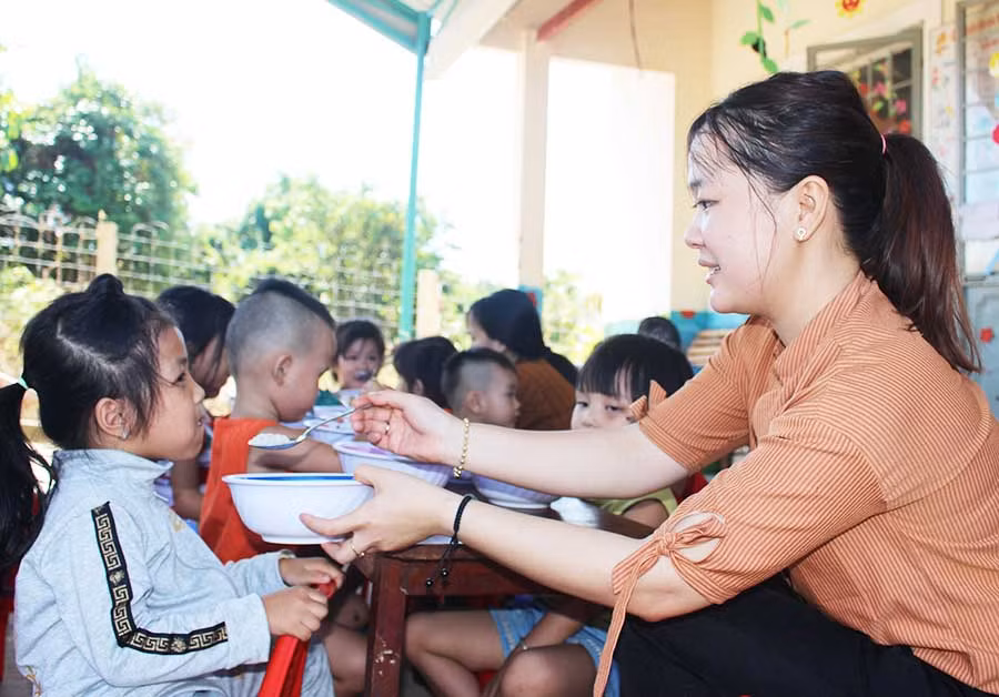  Cô giáo Ngô Thị Hồng chăm sóc học trò thôn Cửa Khẩu trong từng bữa ăn. Ảnh: N.G