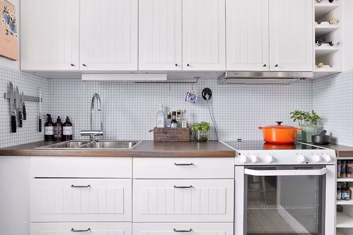 Tủ bếp chữ I sắp xếp mọi thứ thật gọn gàng, ngăn nắp, tay nắm tủ thuận tiện cho việc truy cập hàng ngày.