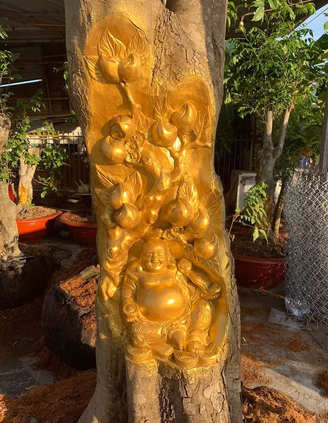  Anh Việt cho biết, có những gốc chỉ cần vài ngày công là chạm trổ xong nhưng cũng có những gốc mất 20 ngày mới hoàn thành
