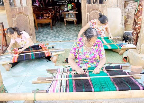 Phụ nữ dân tộc Mạ tại Đắk Nông còn nặng lòng với nghề dệt thổ cẩm. Phụ nữ dân tộc Mạ tại Đắk Nông còn nặng lòng với nghề dệt thổ cẩm.