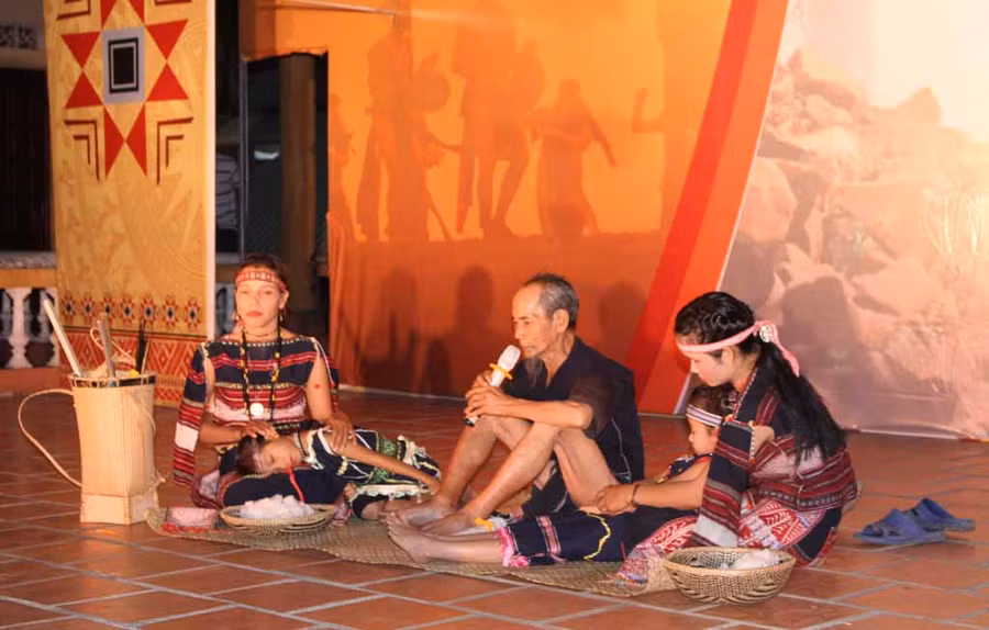 Trích đoạn sử thi “Diong Sen Gren đánh Kon Djiă, Kon Djung” do nghệ nhân Đinh Yie trình diễn. Ảnh: Phan Lài