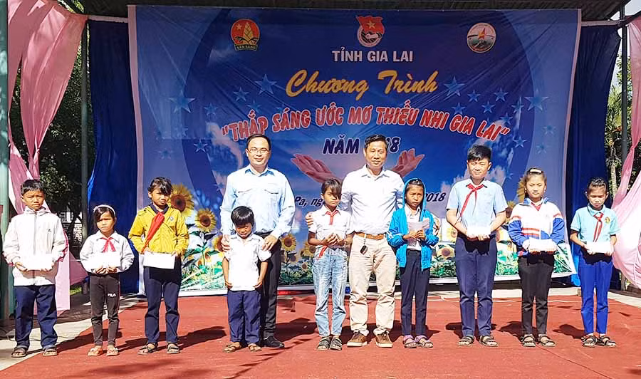  Trao học bổng cho 10 em có hoàn cảnh khó khăn. Ảnh: H.Đ.T