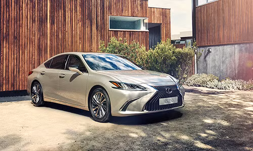 Lexus ES 250 2019 thay đổi nhiều ở diện mạo so với phiên bản cũ.