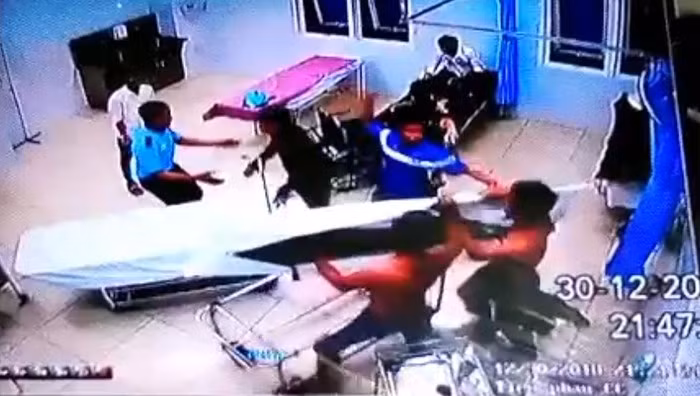 Nhóm thanh niên xô xát với 3 người bị thương trong bệnh viện - Ảnh: ẢNH CHỤP TỪ CAMERA AN NINH