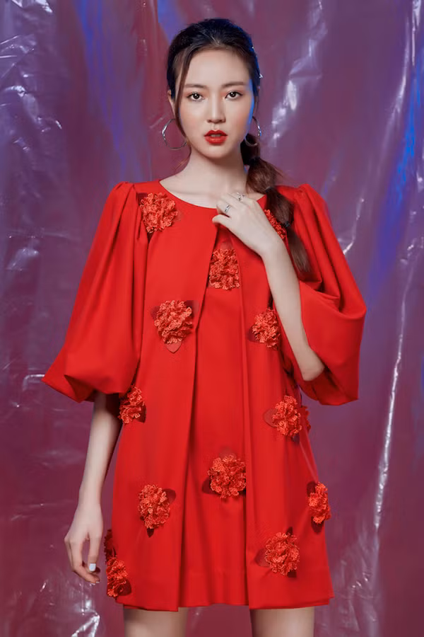 Bộ ảnh được thực hiện với sự hỗ trợ của nhiếp ảnh Nhân Thành, trang điểm Trần Hoàng Nghĩa, người mẫu Bích Ngọc.
