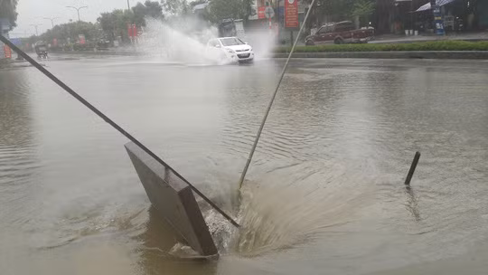  Người dân cắm cảnh báo khu vực có hố ga ở quận Cẩm Lệ