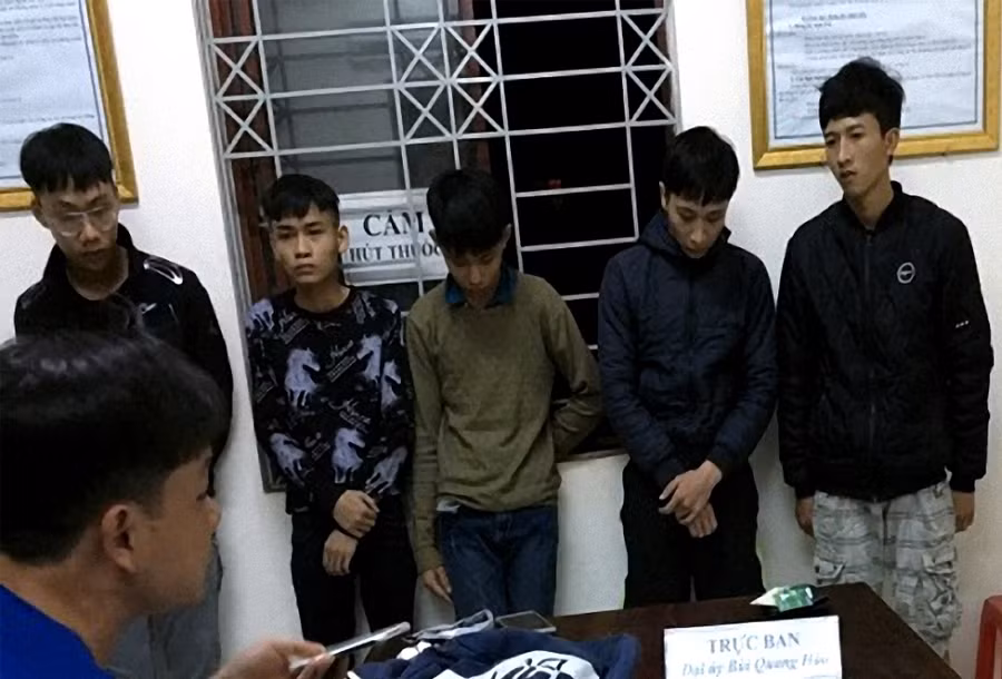Nhóm thanh thiếu niên tại cơ quan điều tra. 