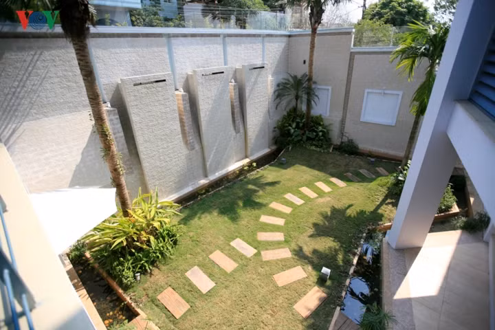 Phần tầng hầm được tổ chức thành phòng ăn, sân chơi cho trẻ, các phòng giúp việc, phụ trợ và cả một khoảng vườn đầy nắng gió.