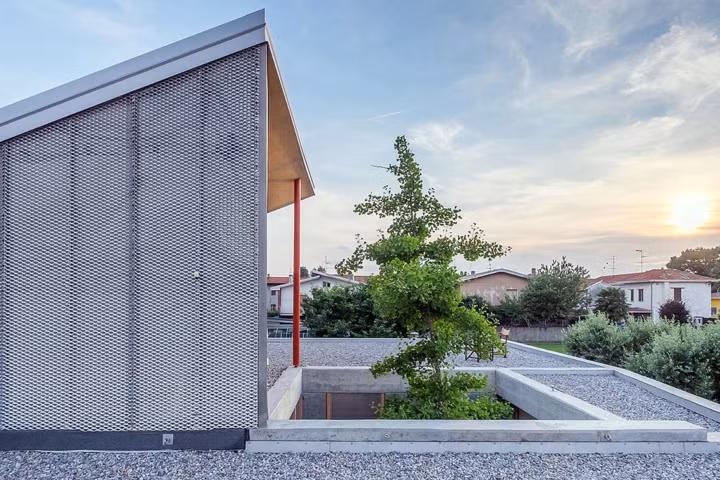  Giếng trời đón ánh sáng tự nhiên ban ngày và nuôi dưỡng các loại cây trồng bên dưới.