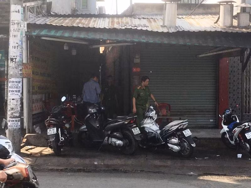  Công an khám nghiệm hiện trường, điều tra vụ án mạng