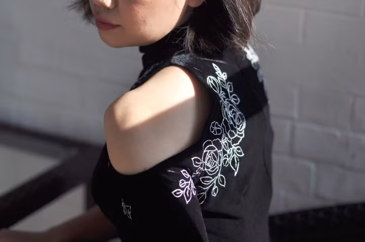 Kiểu cut-out để lộ vai trần kết hợp với họa tiết thêu sẽ khiến chiếc váy nhung kín đáo lại có chút gợi cảm.