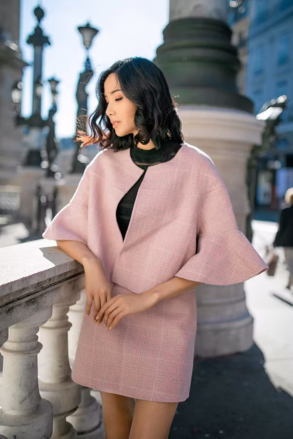 Ngoài trench coat, các kiểu áo khoác dáng lửng, áo tay loe cũng được á hậu chọn lựa để phối đồ dạo phố mùa đông.