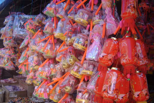 Thị trường đồ chơi trẻ em năm nay khá phong phú, giá cả cũng sẽ tăng 10-20%. Ảnh Lê Hòa