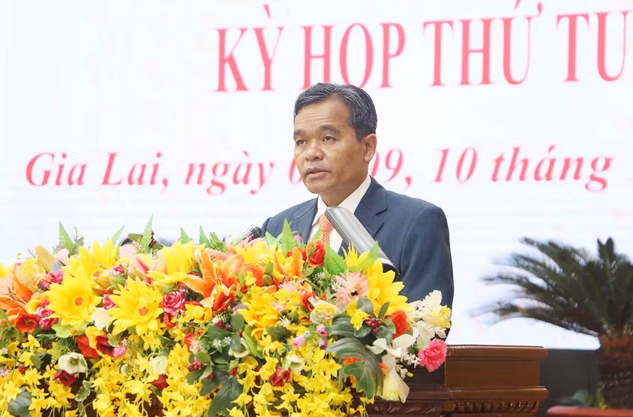 Ủy viên Ban Chấp hành Trung ương Đảng, Bí thư Tỉnh ủy, Chủ tịch HĐND tỉnh Hồ Văn Niên phát biểu tại kỳ họp. Ảnh: Tấn Thi Chủ tịch HĐND tỉnh Hồ Văn Niên phát biểu tại kỳ họp. Ảnh: Tấn Thi