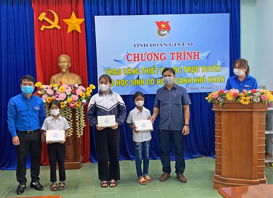 Đại diện Tỉnh Đoàn trao máy tính bảng cho các em học sinh khó khăn tại thị xã Ayun Pa. Ảnh: Hà Đức Thành