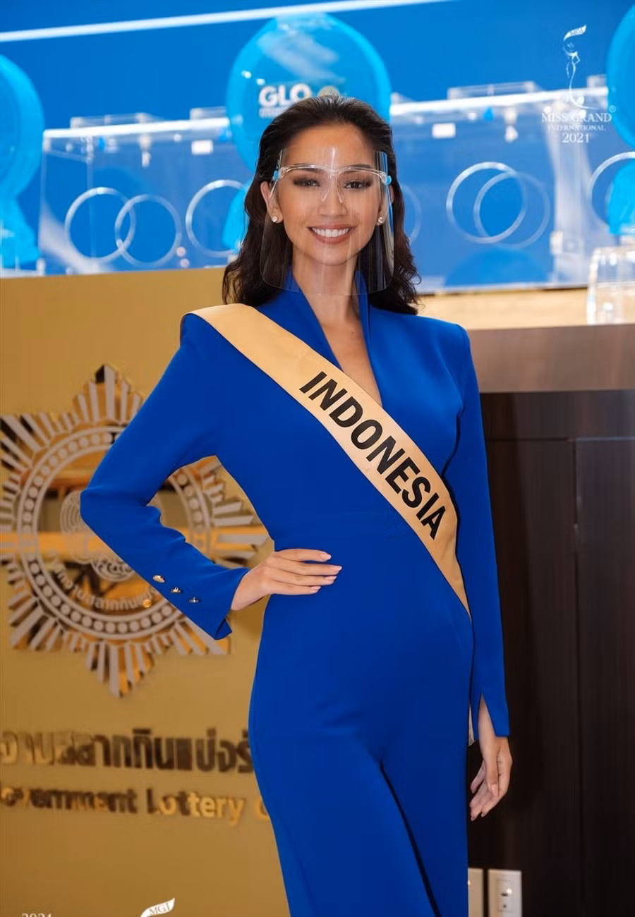 Sophia Rogan năm nay 19 tuổi cao 1m82. Sophia là siêu mẫu nổi tiếng tại Indonesia. Cô xuất hiện tại rất nhiều những show diễn thời trang đình đám trước khi trở thành Miss Grand International 2021. Người đẹp đăng quang vào tháng 5.2021. Với chiều cao 