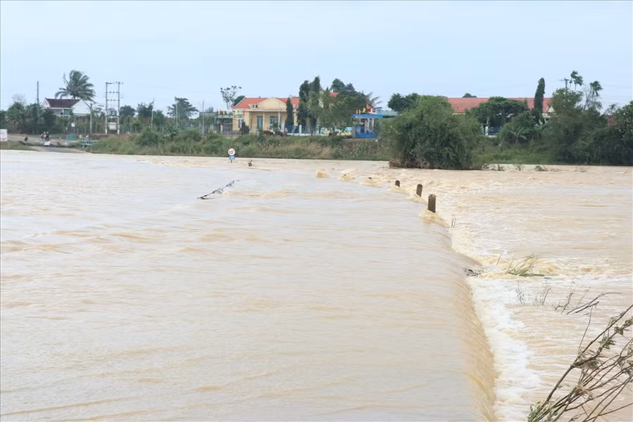 Mưa lũ nhấn chìm nhiều diện tích hoa màu của người dân Đắk Lắk, hàng trăm hộ phải đi sơ tán. Ảnh: B.T