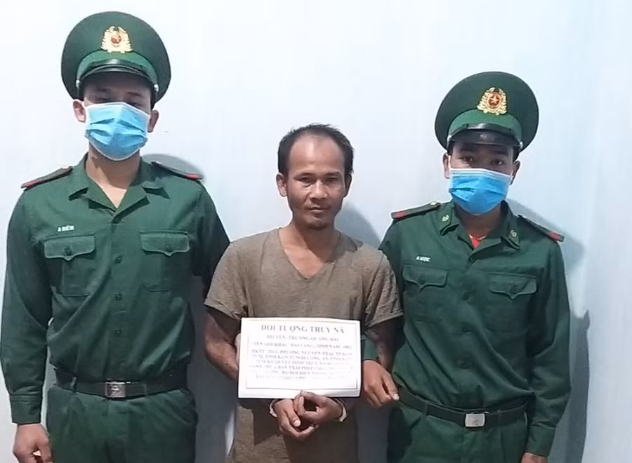 Đối tượng Trương Quang Đại (giữa) bị lực lượng chức năng bắt giữ. Ảnh: TTXVN phát