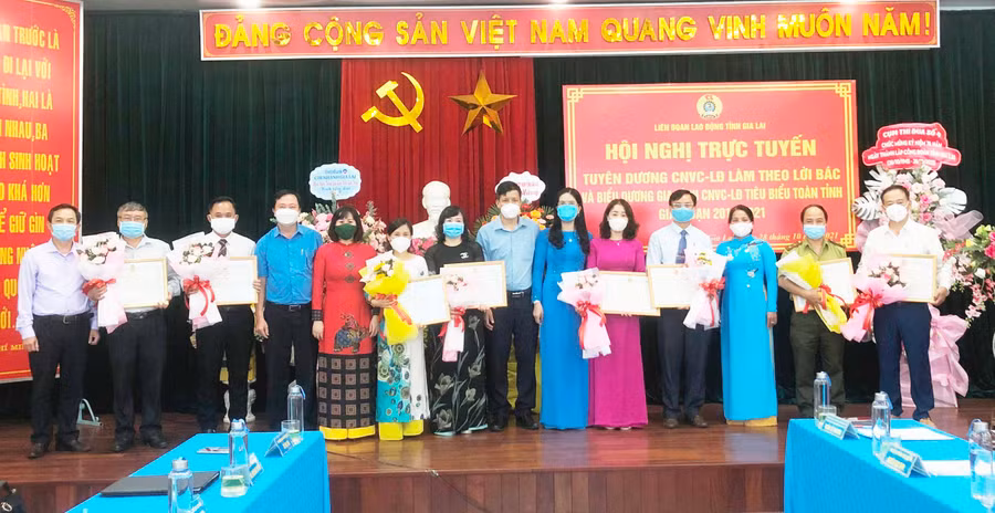Liên đoàn Lao động tỉnh biểu dương gia đình công nhân-lao động tiêu biểu toàn tỉnh năm 2021. Ảnh: Đinh Yến