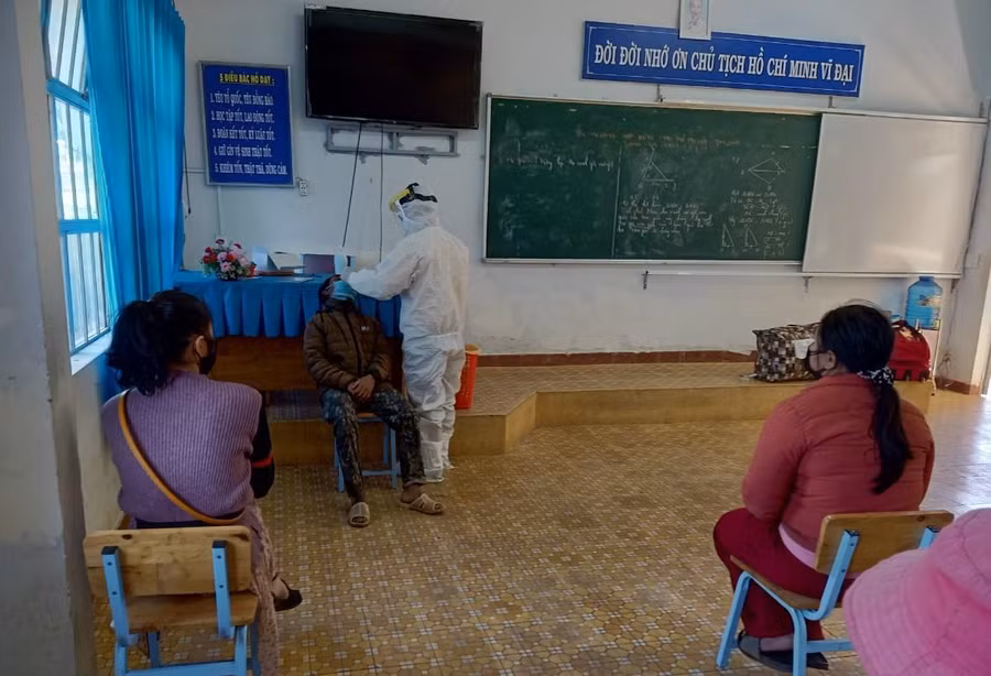 Lấy mẫu xét nghiệm Covid-19 cho học sinh và phụ huynh. Ảnh: Kim Cúc