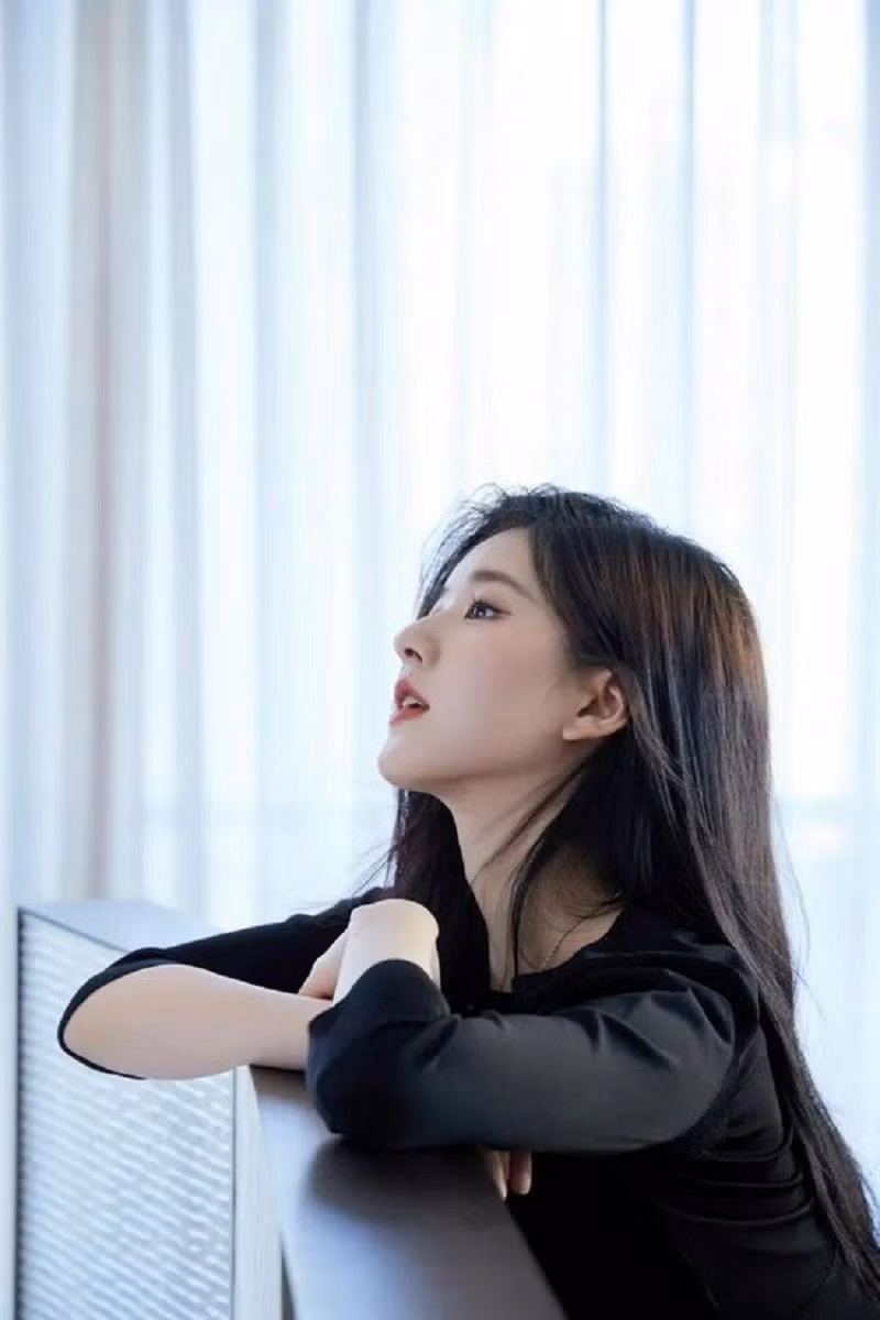  Cô nàng Triệu Lộ Tư chọn cách đánh má hồng tone nude và son cam đỏ nhìn vô cùng trong sáng dễ thương.