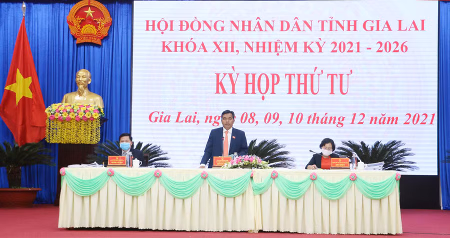 Ủy viên Ban Chấp hành Trung ương Đảng, Bí thư Tỉnh ủy, Chủ tịch HĐND tỉnh Hồ Văn Niên điều hành phiên làm việc chiều ngày 8-12-2021. Ảnh: Tấn Thi Chủ tịch HĐND tỉnh Hồ Văn Niên điều hành phiên làm việc chiều. Ảnh: Tấn Thi