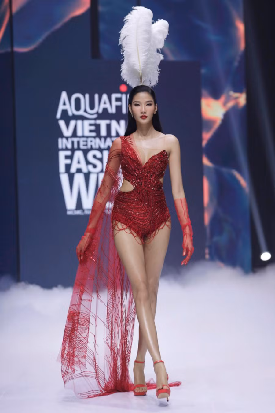 Dù được đánh giá cao về chuyên môn nhưng Hoàng Thùy thường xuyên vướng vào những tin đồn không hay và liên tục bị 