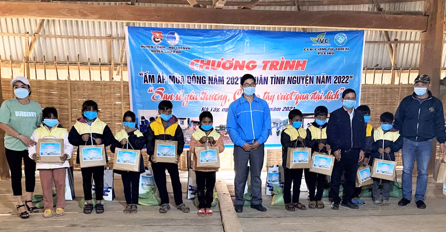 Tặng áo lạnh và quà cho các em học sinh tiểu học xã Hà Tây. Ảnh: Hà Đức Thành