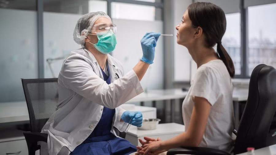 Nếu gặp các triệu chứng giống như cảm lạnh, nên làm xét nghiệm Covid-19. Ảnh: Shutterstock