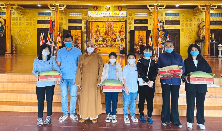 Đại diện chùa Vạn Phật trao quà hỗ trợ người dân có hoàn cảnh khó khăn thuộc Tổ dân phố 1 (phường Hoa Lư). Ảnh: Kỳ Anh