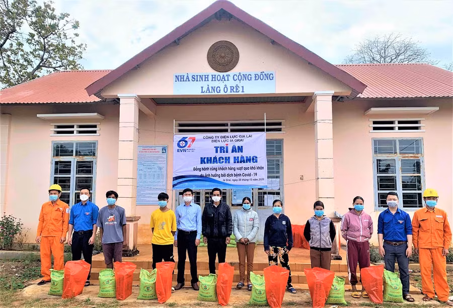 Điện lực Ia Grai tặng quà cho bà con làng Ô Rê 1, xã Ia Grăng nhân Tháng Tri ân khách hàng. Ảnh: Hà Duy Điện lực Ia Grai tặng quà cho bà con làng Ô Rê 1, xã Ia Grăng nhân Tháng Tri ân khách hàng. Ảnh: Hà Duy