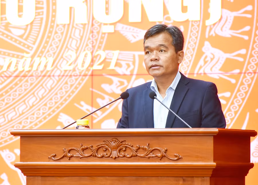  Đồng chí Hồ Văn Niên-Ủy viên Ban Chấp hành Trung ương Đảng, Bí thư Tỉnh ủy, Chủ tịch HĐND tỉnh phát biểu tại hội nghị. Ảnh: Đức Thụy