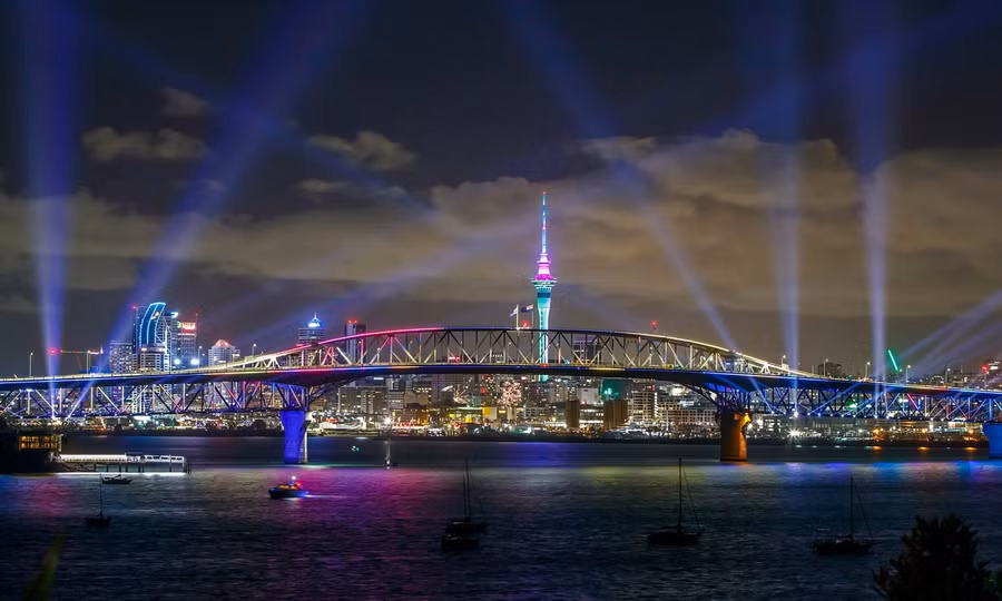 Màn trình diễn ánh sáng trên cầu cảng Auckland, New Zealand. (Ảnh: Getty Images).